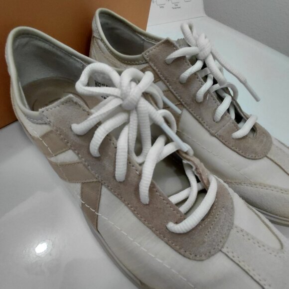 Women's Sneakers by Munro size 8 - Picture 9 of 11